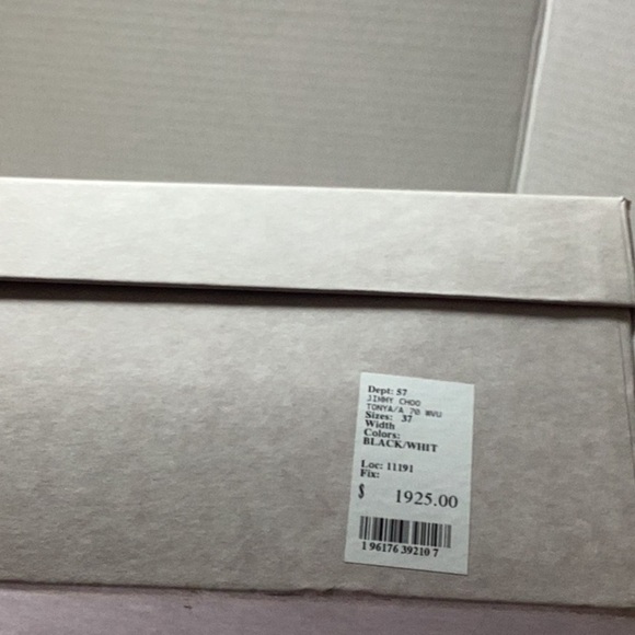 Jimmy Choo
Tonya 70 leather boots. Note one pearl is off(refer to the picture) - Picture 13 of 13